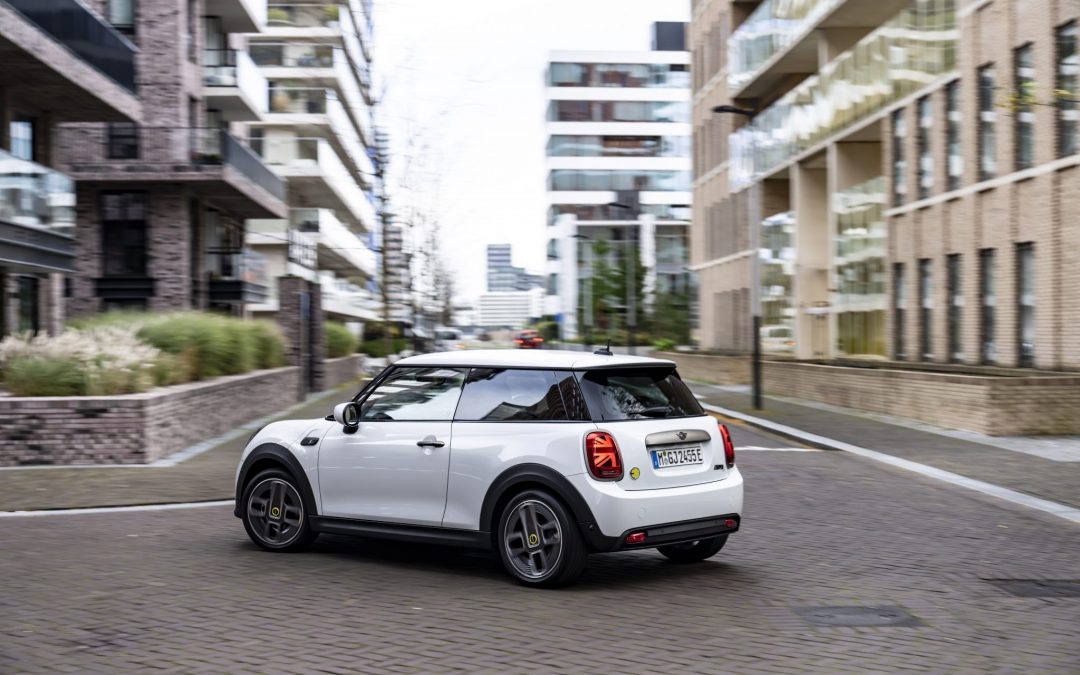 MINI Cooper SE Resolute Edition Nanuq White. L’avenir en blanc polaire.