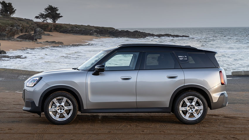 MINI Countryman C sur une plage