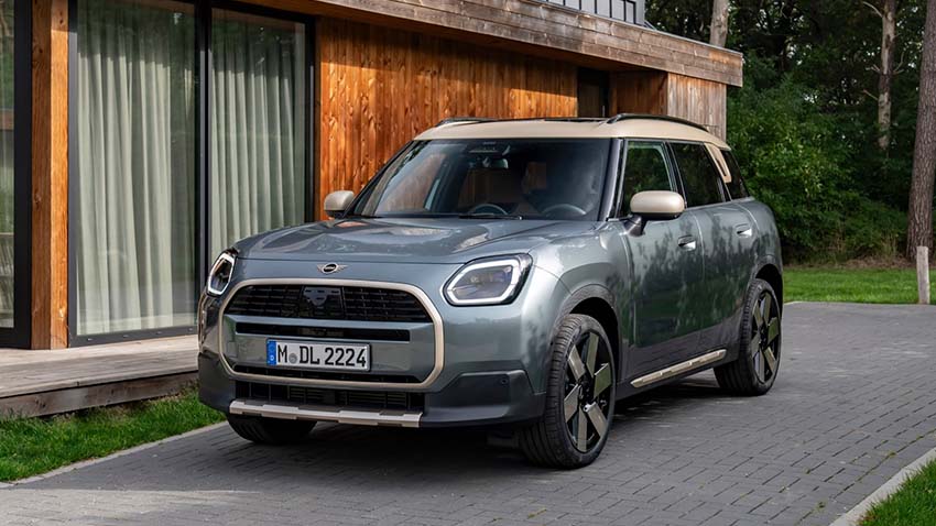 MINI Countryman C devant une maison