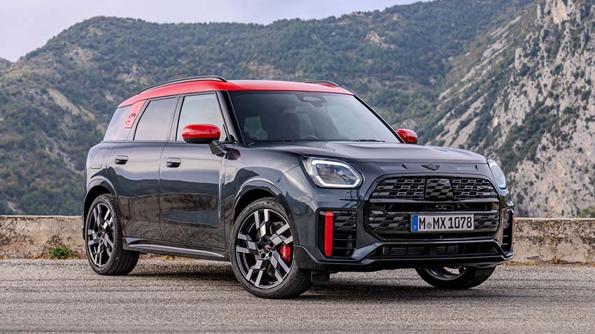 MINI Countryman John Cooper Works ALL4 devant une montagne