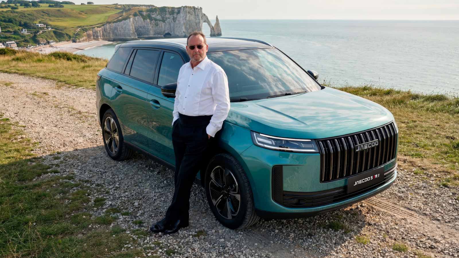 Jean Reno, nouveau visage de JAECOO : la marque dévoile son ambassadeur