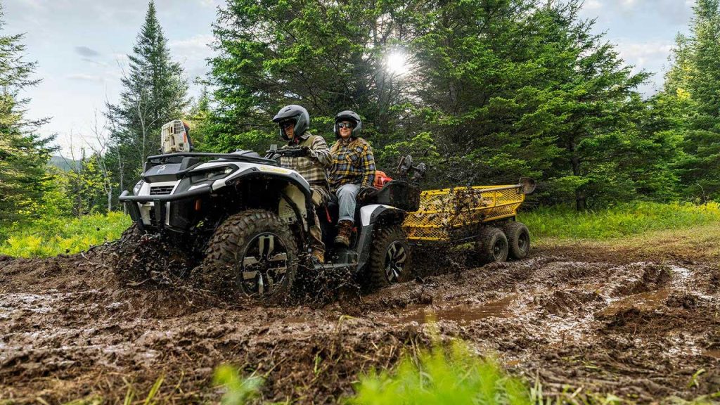 Can-Am-Outlander-Electric-2026-franchissement Can Am Outlander Electric 2026 avec remorque