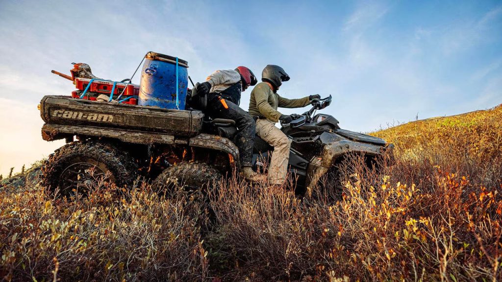 Outlander MAX 6x6 avec chargement et passager