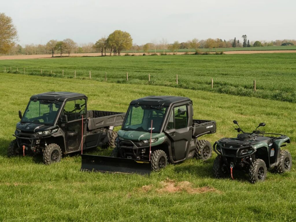 Can-Am Traxer et Outlander dans un champ