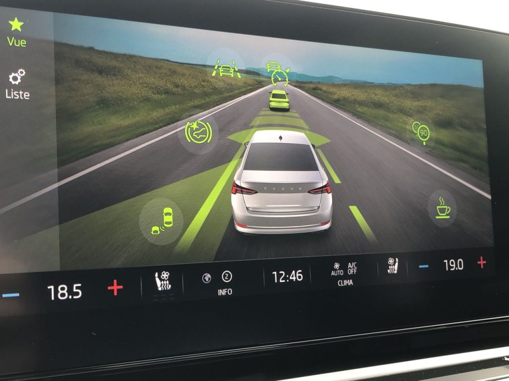 LES AVANTAGES DE LA CONDUITE SEMI-AUTONOME CHEZ ŠKODA