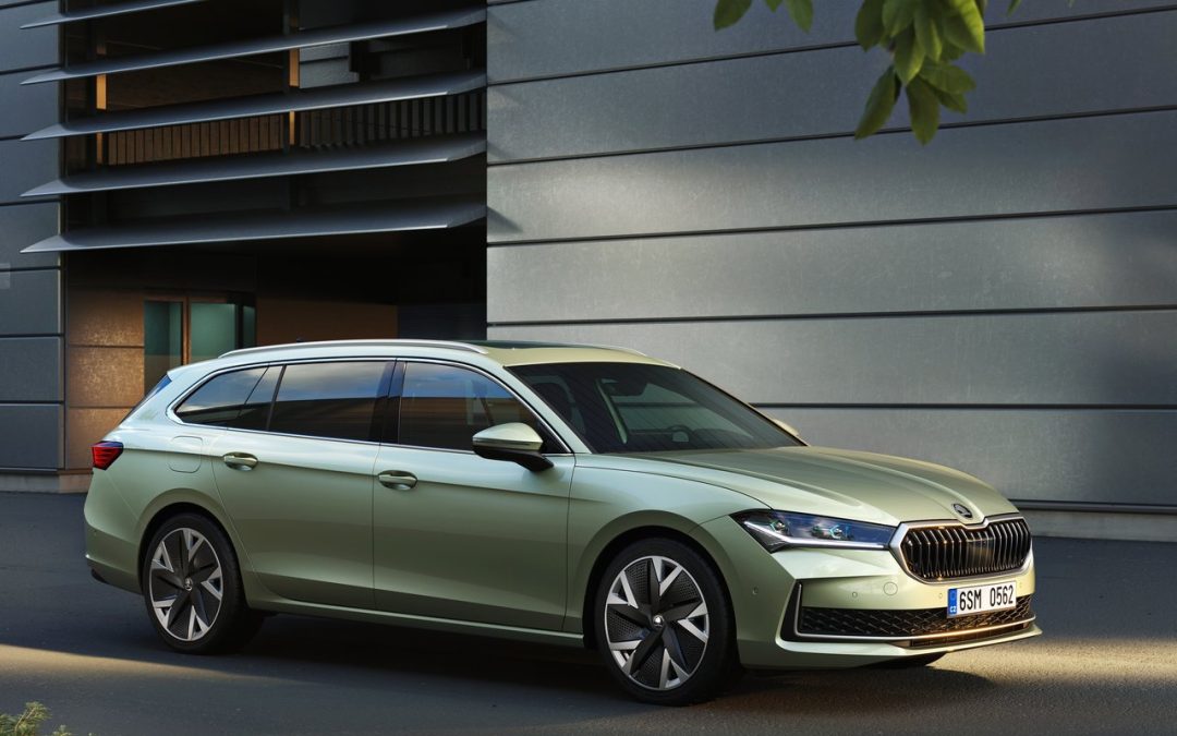 VOTRE VÉHICULE PROFESSIONNEL HAUT DE GAMME : ŠKODA SUPERB COMBI À 449€/MOIS*