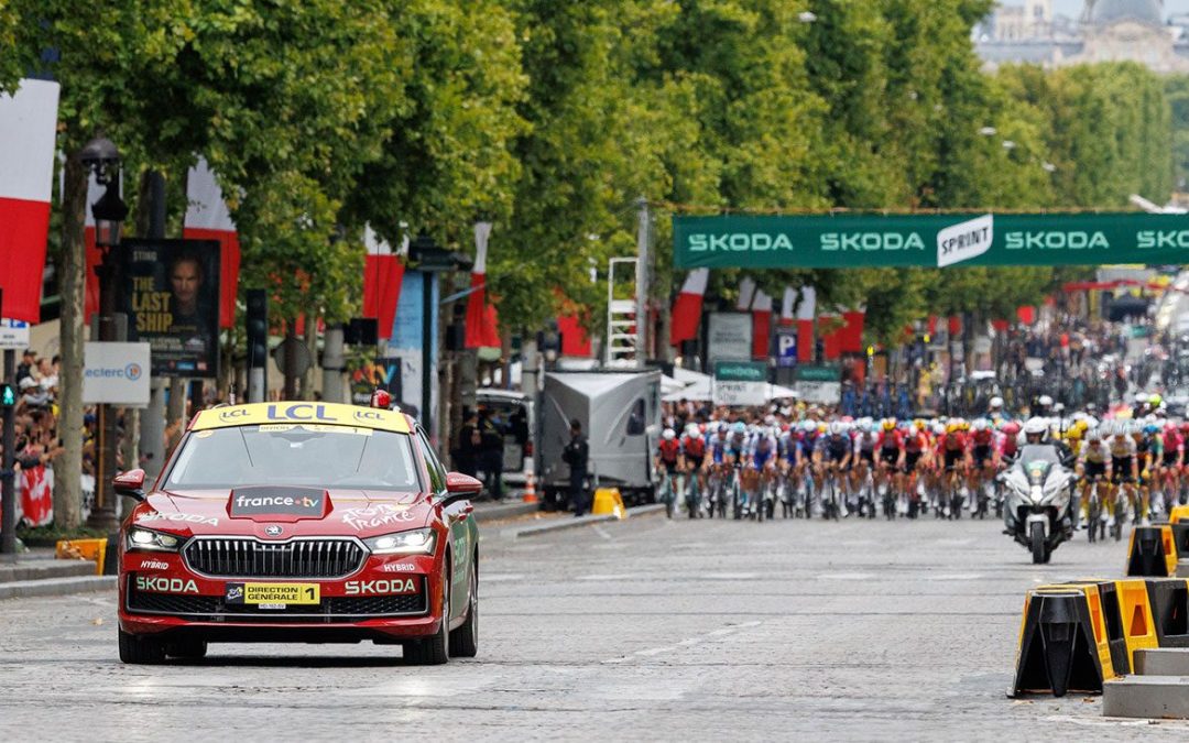 LE VAINQUEUR DU 112ÈME TOUR DE FRANCE, TADEJ POGAČAR, REÇOIT UN TROPHÉE EN CRISTAL CONÇU PAR ŠKODA DESIGN