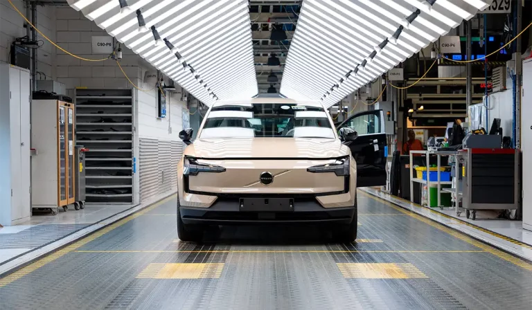 Volvo Cars lance la production en Europe de du Volvo EX30, son SUV électrique à succès