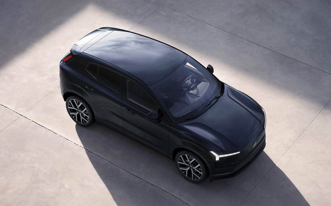 Le SUV Volvo EX30 se pare de noir et rejoint la gamme très chic des Black Edition
