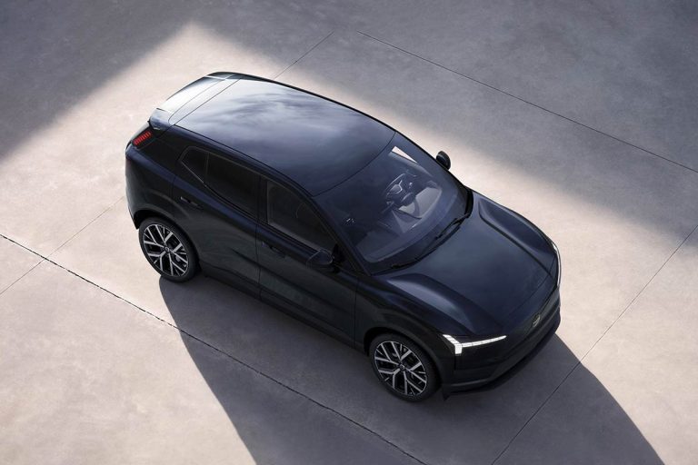 Le SUV Volvo EX30 se pare de noir et rejoint la gamme très chic des Black Edition