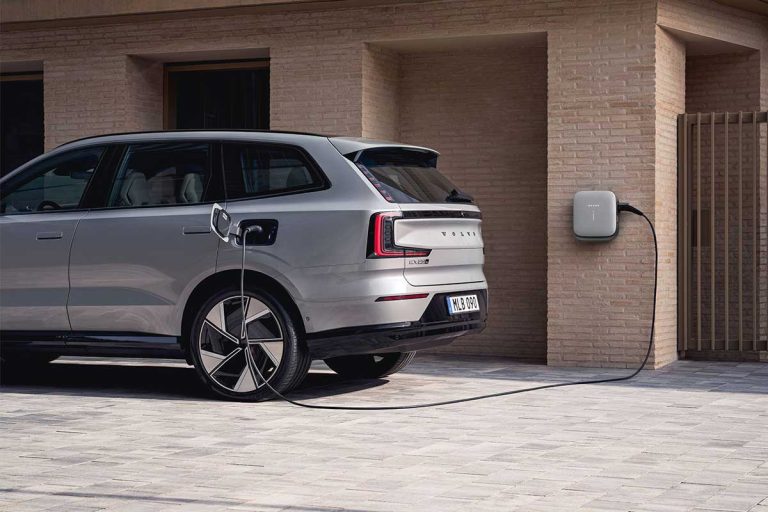 Le Volvo EX90 évolue avec une recharge encore plus rapide et de nouvelles fonctionnalités optimisées
