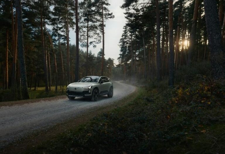Le Volvo EX60 Cross Country est conçu pour sortir des sentiers battus