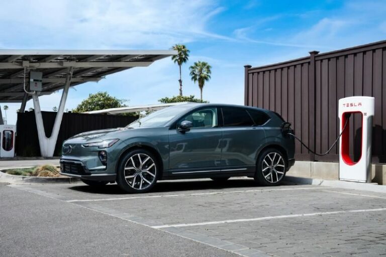 La recharge rapide devient encore plus facile pour les conducteurs de véhicules Volvo 100 % électriques avec les superchargeurs de Tesla